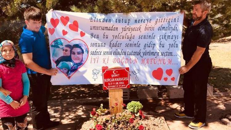 10 aylık oğluyla şehit olan eşinin doğum gününü, mezarı başında kutladı