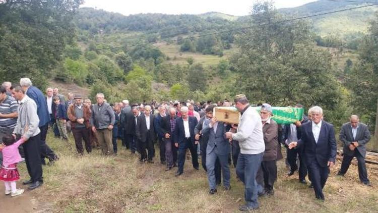 Yangında ölen 3 kişinin tek tabutla getirilen kemikleri, ayrı mezarlara defnedildi