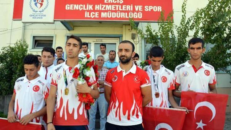 Dünya şampiyonu sporcu, Ercişte coşkuyla karşılandı