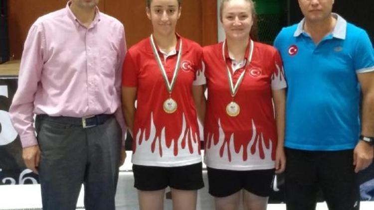 Badmintonda şampiyon Nazlıcan İnci ve Bengisu Erçetin