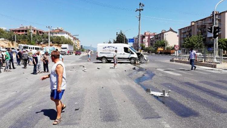 Otomobil, önce minibüse ardından çöp konteynerine çarptı: 4 yaralı