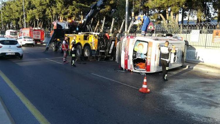 Bakırköyde ambulans kaza yaptı: 3 sağlık görevlisi yaralı
