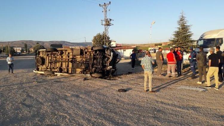 Malatyaspor taraftarını taşıyan minibüs devrildi: 2si ağır 17 yaralı