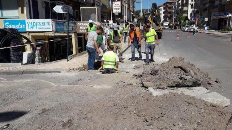 Kablo döşenirken doğalgaz borusunu patlattı