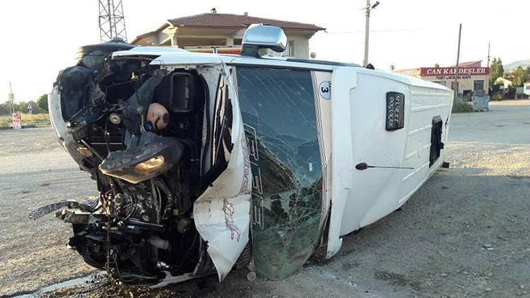 Taraftarı taşıyan minibüs devrildi: 17 yaralı