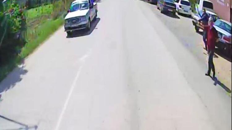 Halk otobüsüne taşlı saldırı kamerada