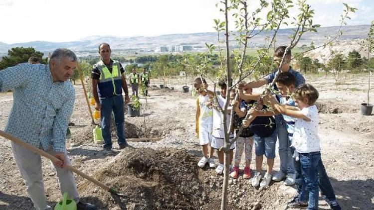 Başkan Çelik, çocuklarla ağaç dikti