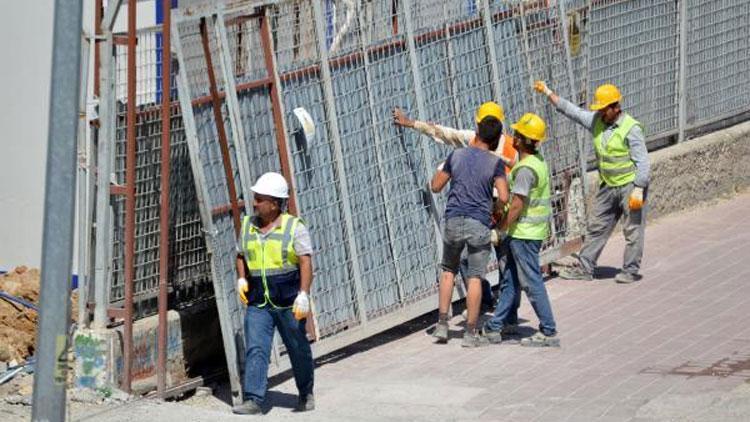 Kaldırımda yürürken üzerine demir kapı devrildi