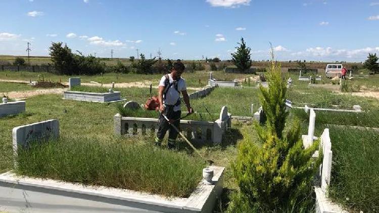 Lüleburgaz’da mezarlıklar bayrama hazırlanıyor