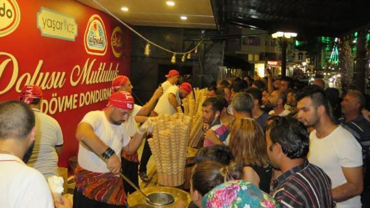 Şehir şehir gezip, Maraş dondurmasını tanıtıyorlar