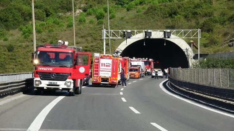 Otomobil tünelde yandı, araçlarında mahsur kalan 100 kişiyi itfaiye kurtardı
