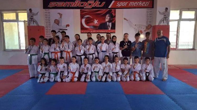 Trakya 3. etap karate müsabakalarında Şamiloğluspor kulübü 32 madalya kazanarak büyük başarı sağladı