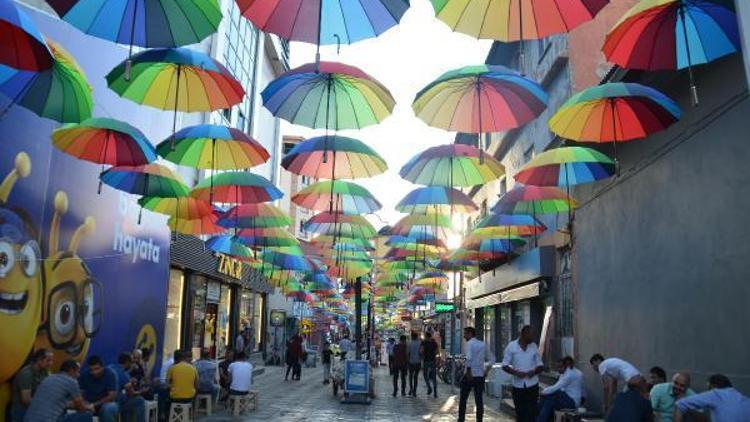 Ağrıda Şemsiyeli Sokak Projesi ile caddeler rengârenk