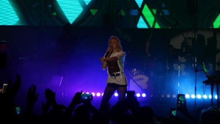 Aleyna Tilki İsfanbul’da konser verdi