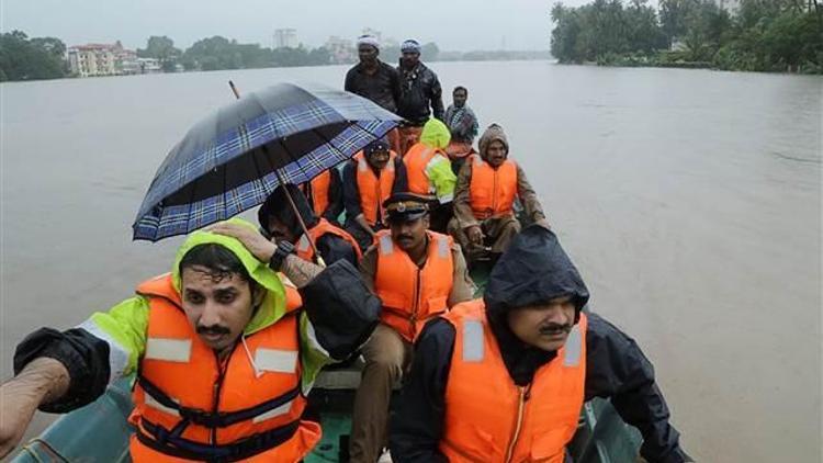 Hindistanda yağış 80den fazla can aldı