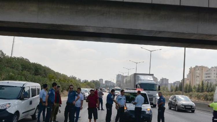 Köprüden otoyola atladı, kadın sürücü şok yaşadı