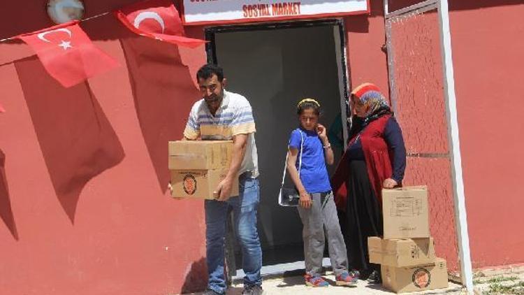 Başkalede bin 500 aileye gıda ve giyim yardımı yapıldı