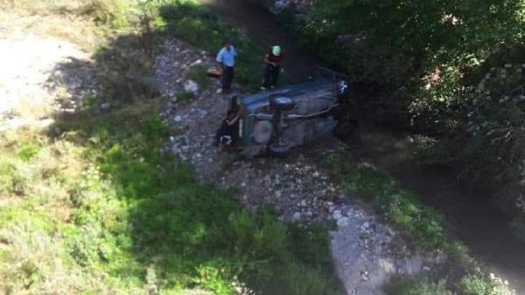 Köprüden dereye uçan otomobilin sürücüsü yaralandı