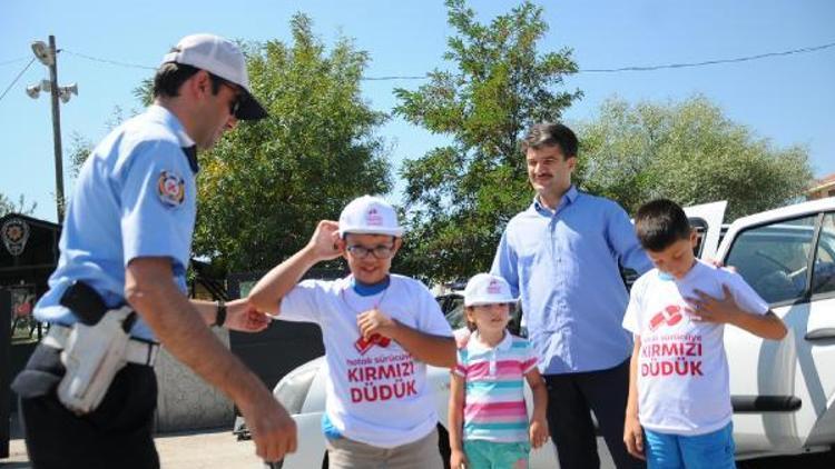 Polisten çocuklara Kırmızı düdük