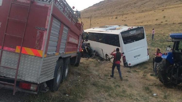 Vanda AK Parti heyetini taşıyan otobüs ile otomobil çarpıştı: 4 ölü, 12 yaralı