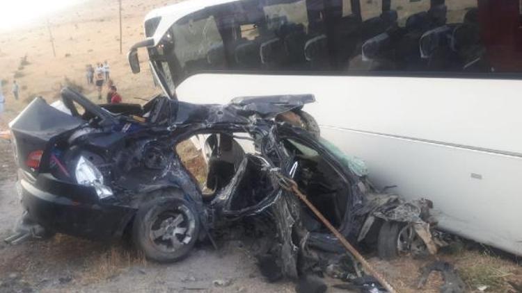 Vanda AK Parti heyetini taşıyan otobüs ile otomobil çarpıştı: 5 ölü, 12 yaralı