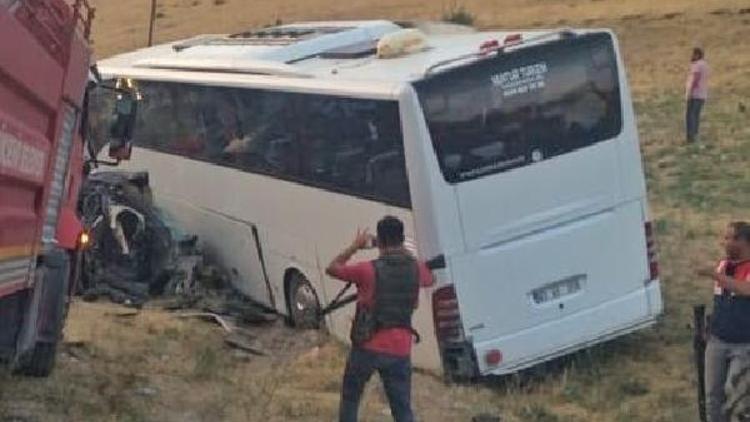 Vanda AK Parti heyetini taşıyan otobüs ile otomobil çarpıştı: 5 ölü, 12 yaralı - Ek fotoğraflar