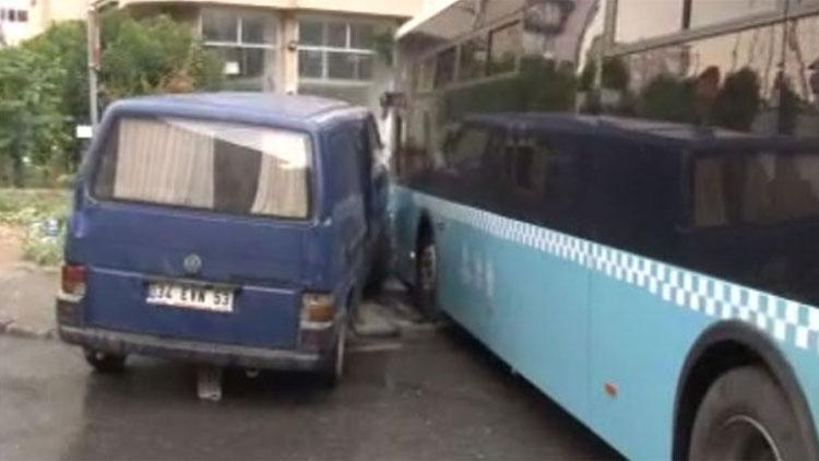 İstanbulda halk otobüsü ile minibüs çarpıştı