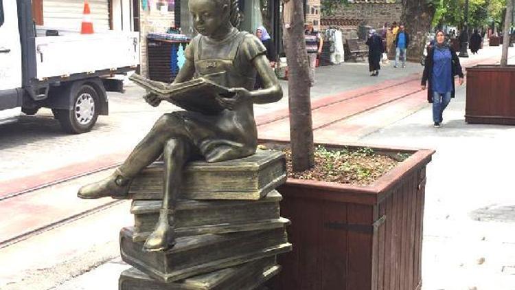 Kitap okuyan kız heykeli kütüphane önüne konulacak