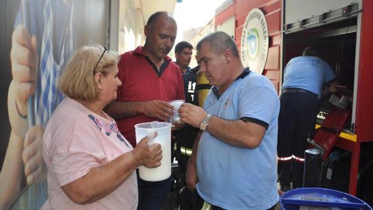 Yangını söndüren itfaiyeye ayran ikram ettiler