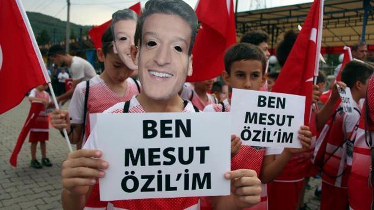 Çocuklar, Mesut Özil maskeleriyle yürüdü