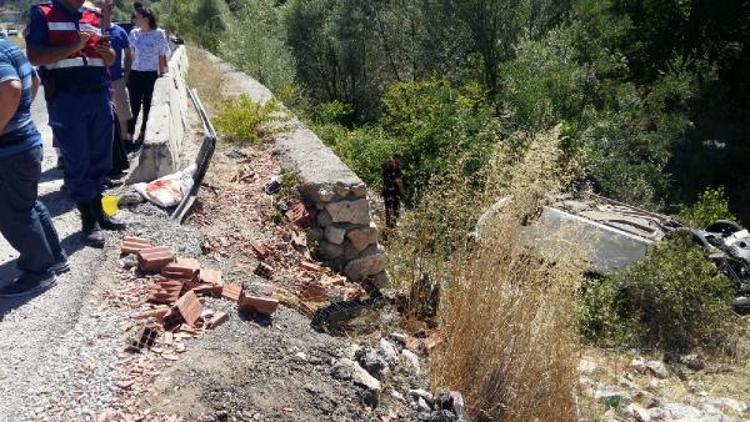 Amasyada kaza: Sürücü, eşi ve kızı öldü - Fotoğraf