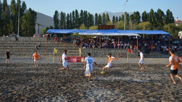 Adilcevaz’da plaj futbolu heyecanı