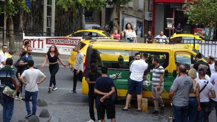 Taksimde kavga; kafasında şişe kırdılar