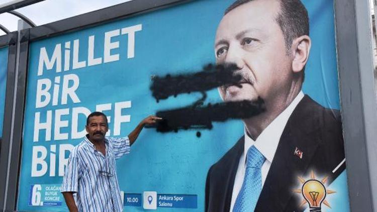 Cumhurbaşkanı Erdoğanın afişine boyalı saldırı