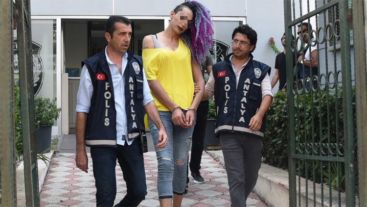 Antalyada bir gencin camdan atladığı evdeki travesti yakalandı