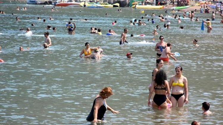 Tatilciler, Marmariste plaj ve havuzları doldurdu
