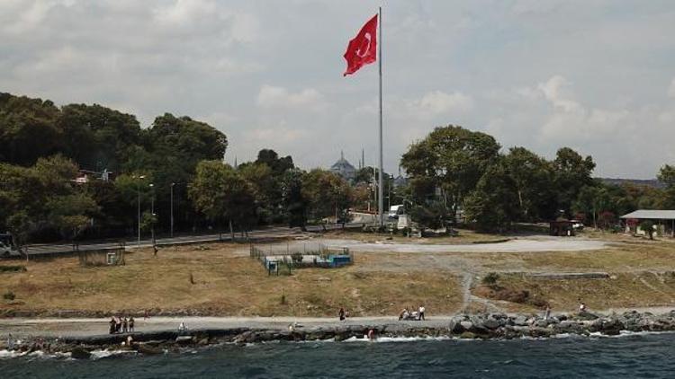 İlk Atatürk heykelini çeviren metal paravanlar 14 yıl sonra kaldırıldı