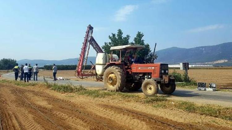 Traktöre çarpan motosikletin sürücüsü öldü