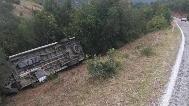 Otobüs şarampole yuvarlandı: 13 yaralı