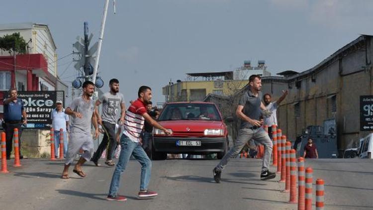 Lokomotifin çarptığı otomobil sürücüsü öldü, yakınları tepki gösterdi