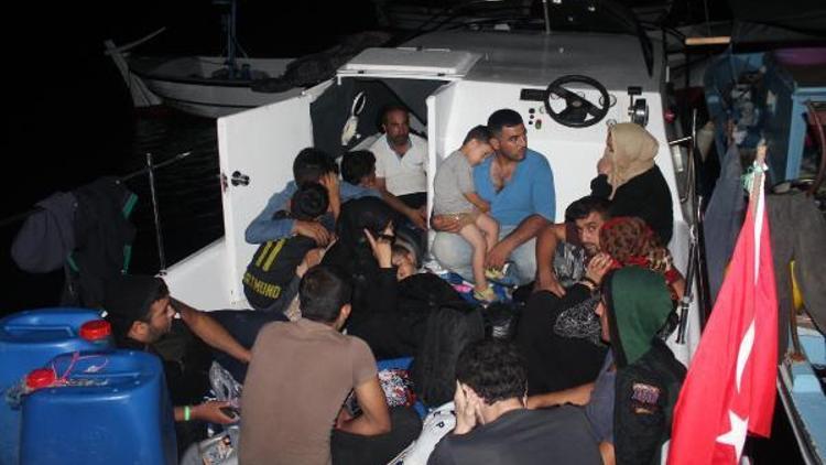 Teknenin motoru arızalanınca mahsur kalan kaçaklar kurtarıldı