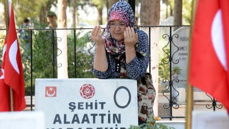 Mersin Şehitliğinde bayram hüznü