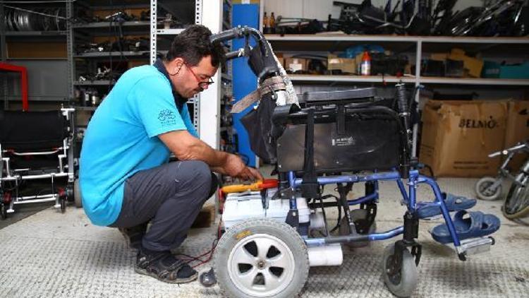 Tekerlekli sandalyeler ücretsiz tamir ediliyor