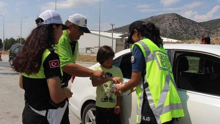 Polisten şeker ve kırmızı düdük