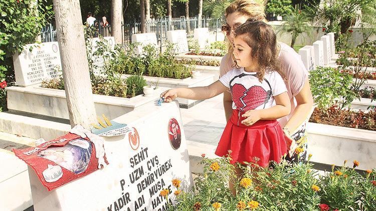 Şehit babasına bayram şekeri getirdi