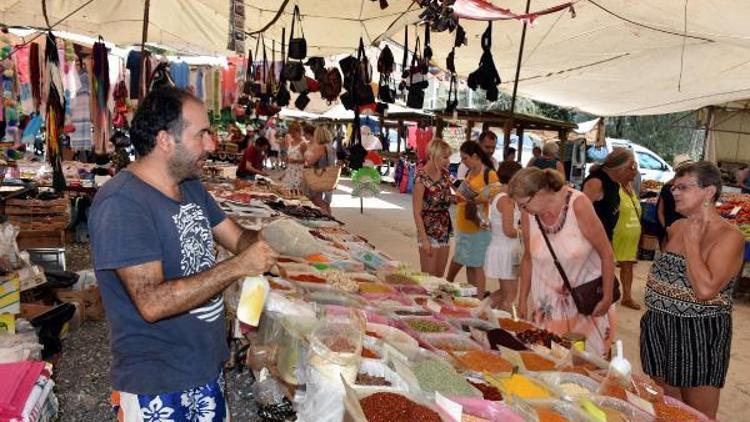 Marmariste pazarcı, İngiliz müşterilerinden dil öğrendi