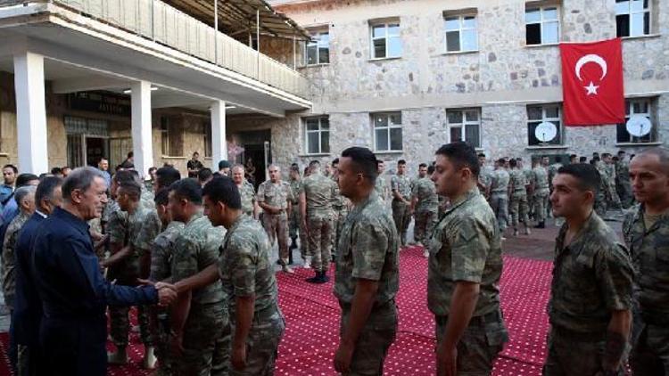 Bakan Akar, Aktütün Hudut Taburundaki askerlerle bayramlaştı (2)
