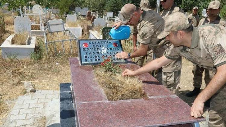 Vanda askerler, şehit mezarlarını ziyaret etti