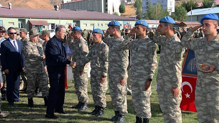 Milli Savunma Bakanı Akar, Yüksekova’da Mehmetçikle bayramlaştı