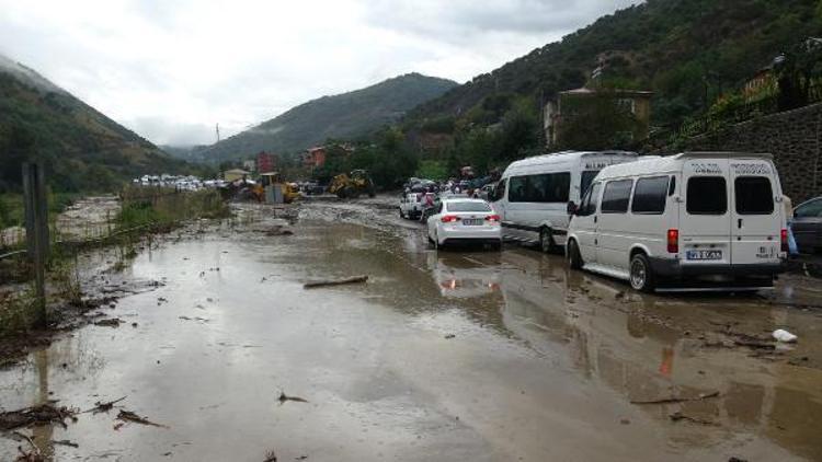 Trabzon’da sel ve heyelan; karayolu ulaşıma kapandı/Ek fotoğraf